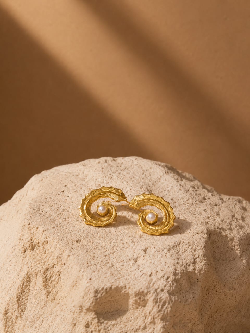 Gold_tone loop earrig